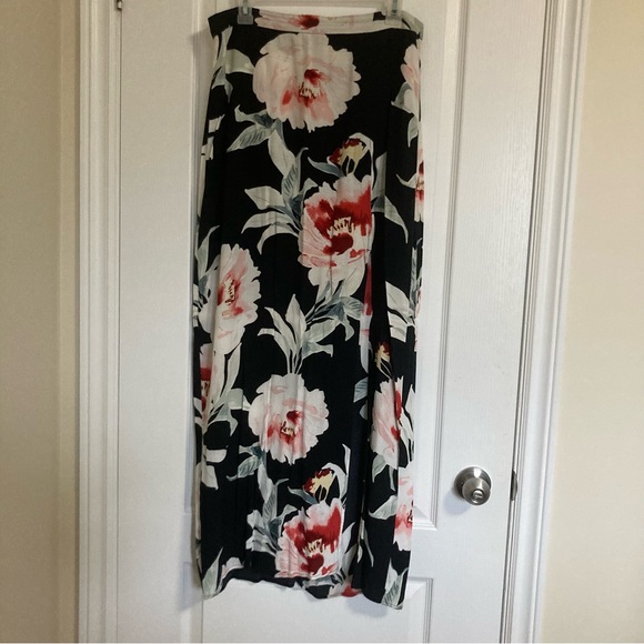 DYNAMITE | Long, high waisted skirt with slit | Size Medium - Picture 1 of 6